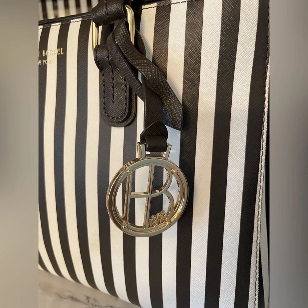 Henri Bendel Centennial Turnlock EUC - Picture 4 of 13